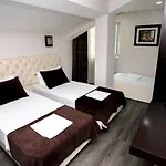Отель Town House