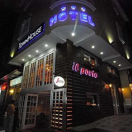 Town House 3*