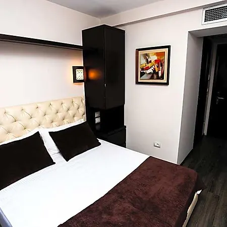 Town House 3*