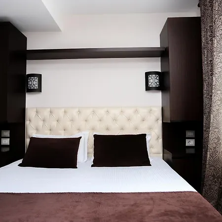 Town House 3* Tiran